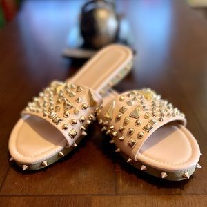💛Awesome Light Pink Slippers w/ Rose gold charms